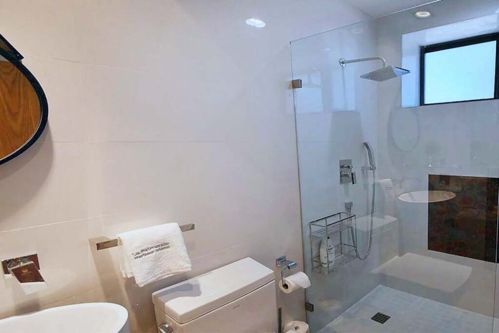 BATHROOM 7