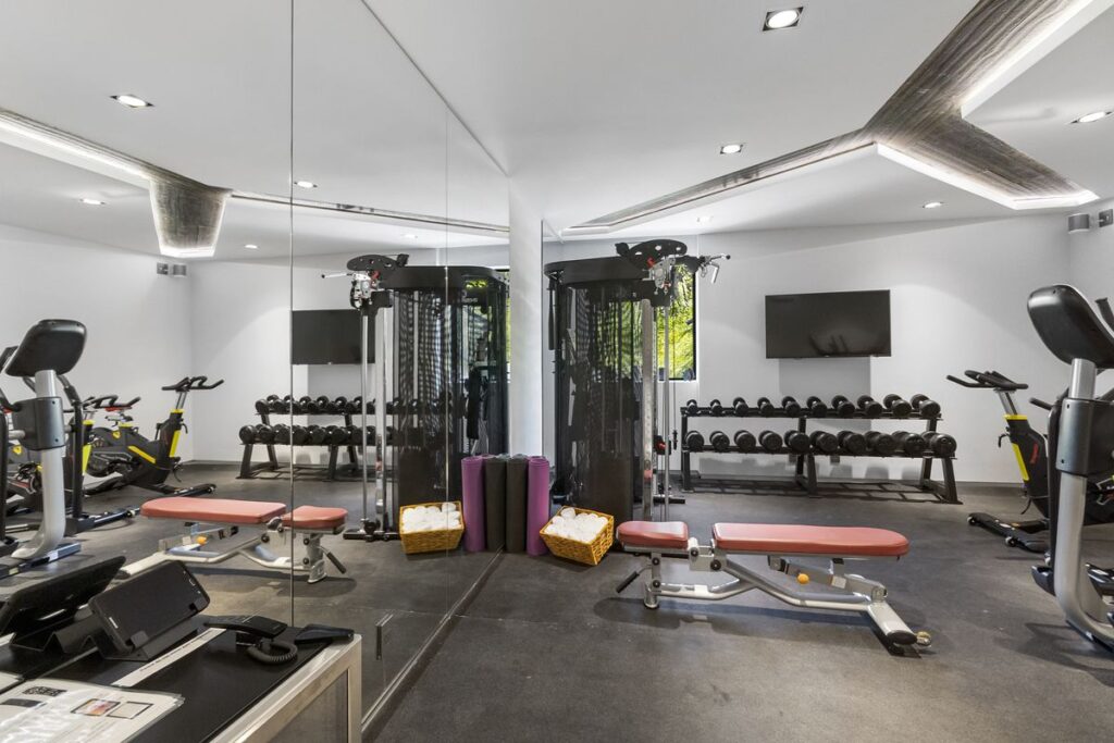 FITNESS ROOM