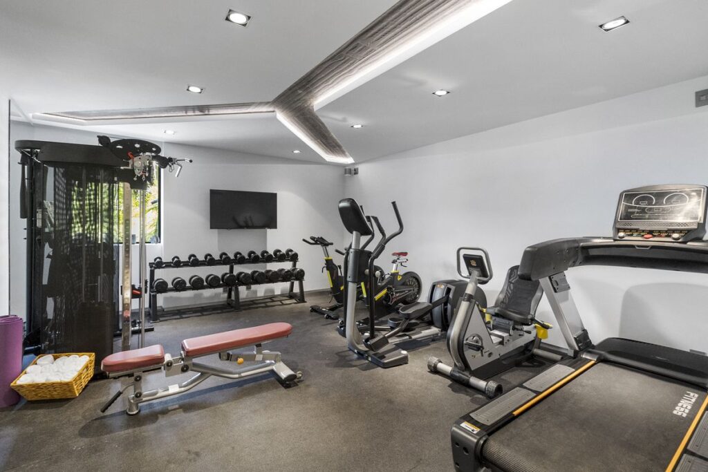 FITNESS ROOM