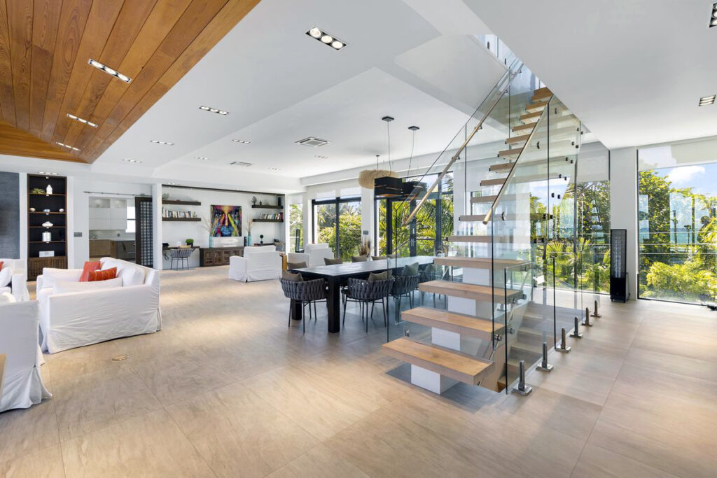 MAIN LIVINGROOM