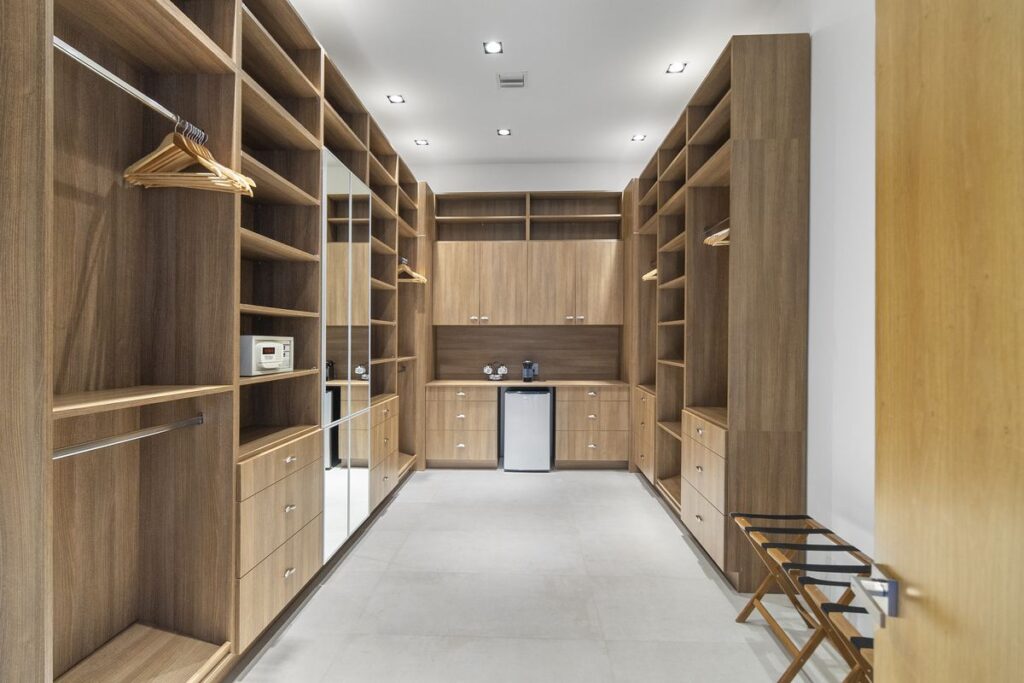 MASTER SUITE CLOSET